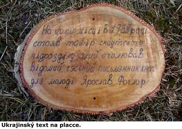 Ukrajinský text na placce.