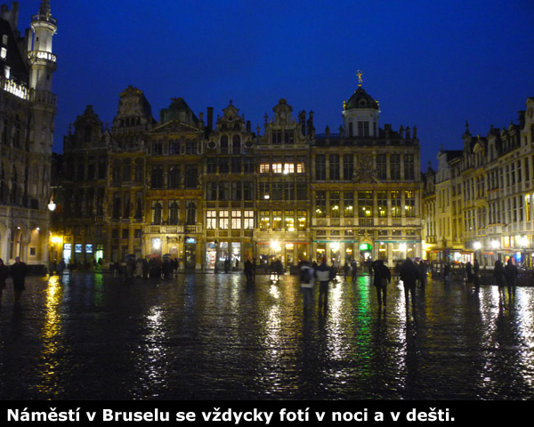 Většina fotografií bruselského náměstí pochází z deštivých podvečerů.