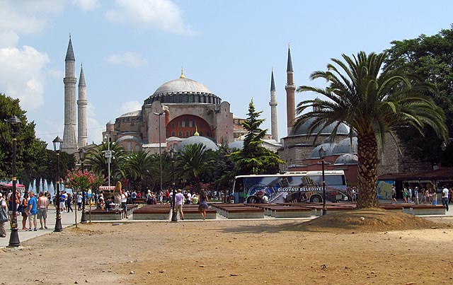 Ještě známější je však Hagia Sofia, která byla postavena už roku 537, ale hned roku 558 spadla. Do roku 1520 byla největší mešitou na světě.