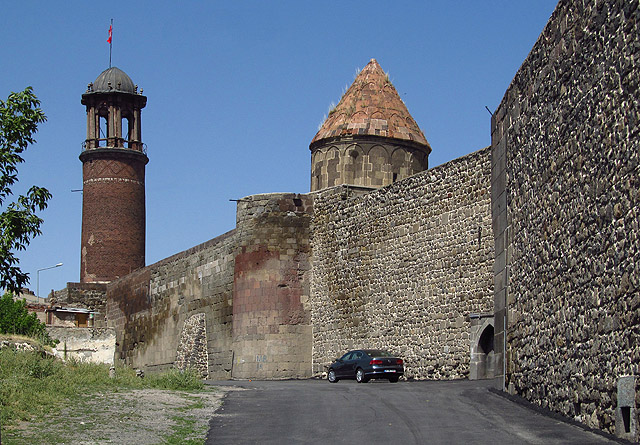 Citadela nad horským městem Erzurumem nás zlákala k návštěvě.