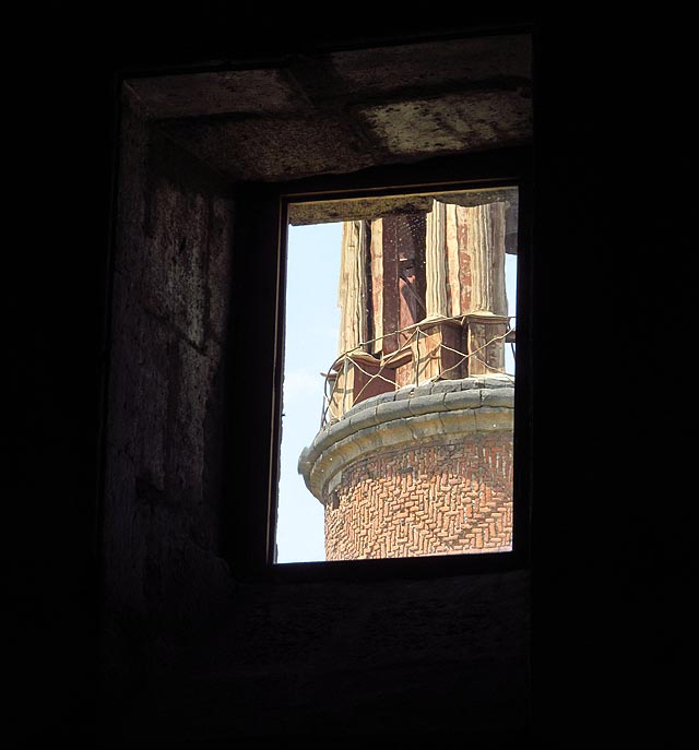 Ještě jeden pohled na věž z chladivého přítmí kostela.