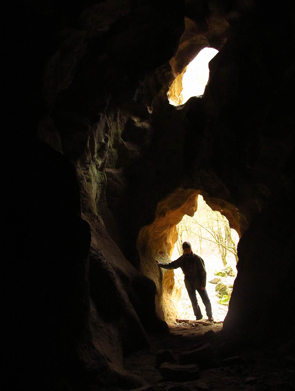 V lomu je několik jeskyní různé velikosti. Mezi nimi také Chlupáčova sluj, ve které byly nalezeny kosti z doby kamenné.