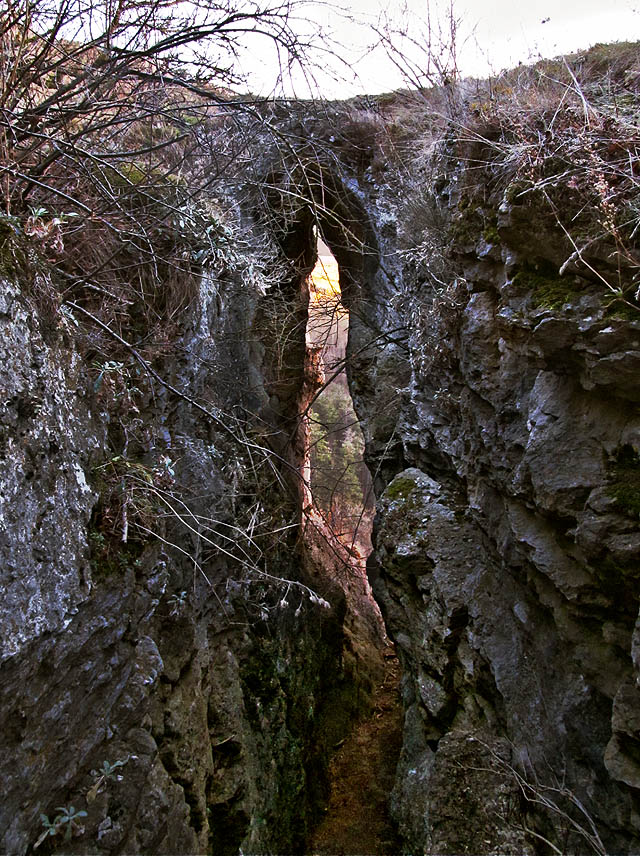 Jelínkův most - zvláštní skalní útvar mezi Aksamitovou branou a lomem, jsem našel až za tmy.