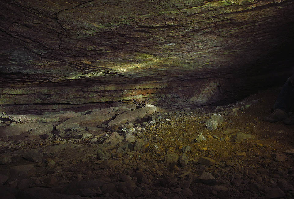 Ačkoliv jsou jeskyně vápencové, odlučnost minerálů je jaksi deskovitá.