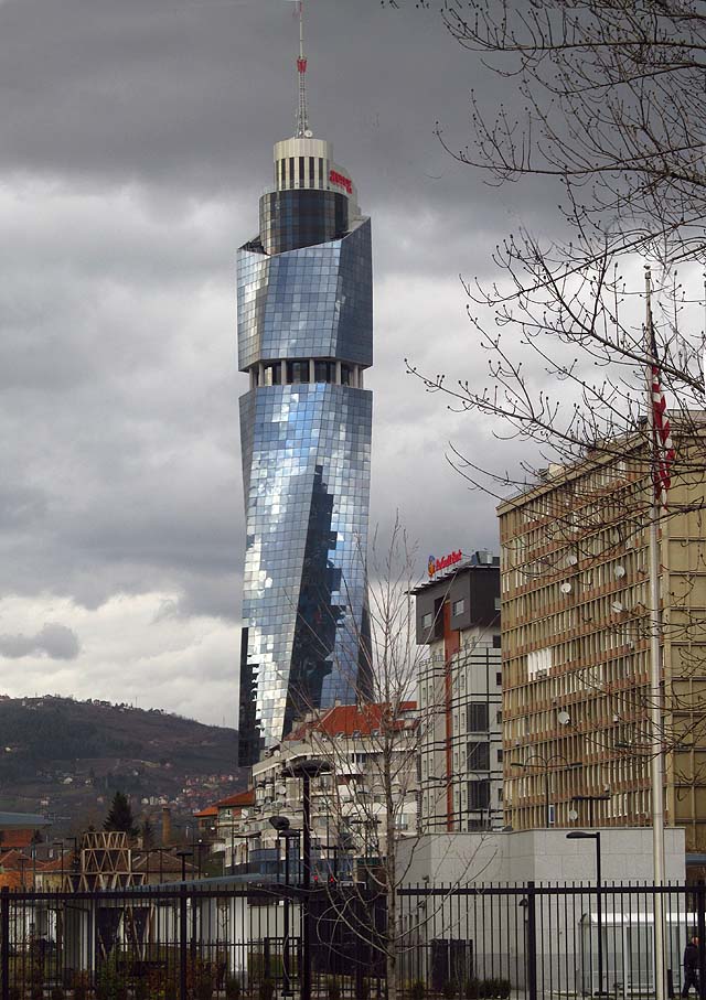 Jeden z poválečných mrakodrapů v Sarajevu.