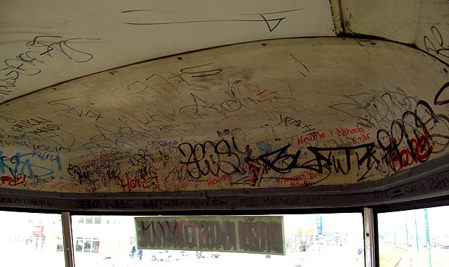 Pojízdná »zeď vzkazů« v jedné ze sarajevských tramvají.