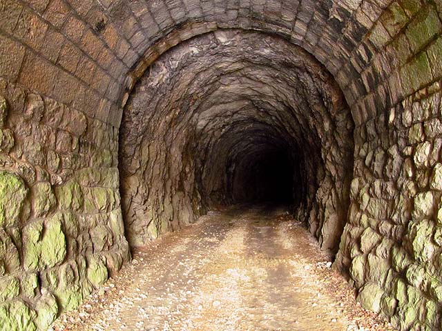 Tunelů, nejen železničních, jsou v okolí desítky. Některé jsou bez vyzdívky, jiné zpevněné kamenem či betonem.