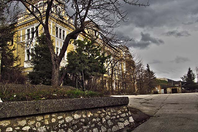 Kasárna nad městem jsou od války rozstřílená a dnes opuštěná. Opomíjená stavba je dílem českých architektů Blažka, Pánka a Paříka.