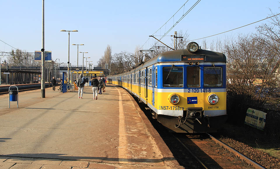 Ani v železniční stanici Gdynia-Orłowo nesmí chybět jednotky EN57.