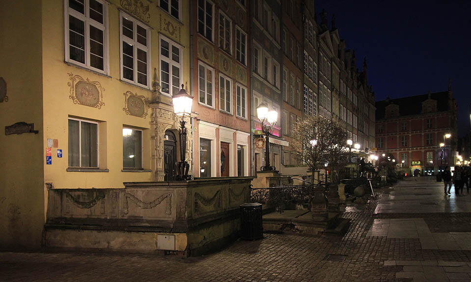 Gdańskou specialitou jsou kamenné předzahrádky před výstavními domy na hlavních ulicích. Připadají nám tak nějak britské.