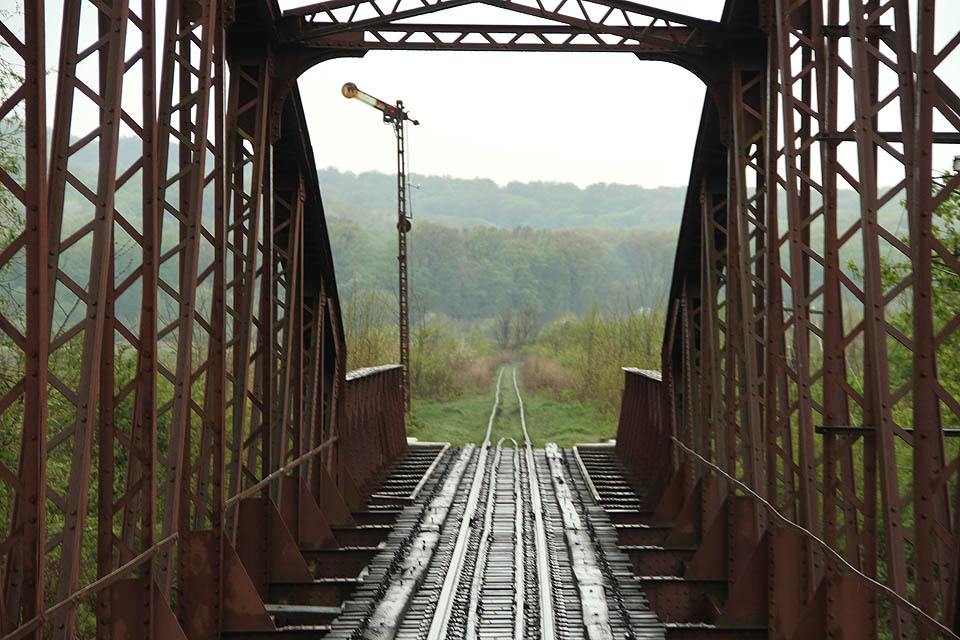 Jeden ze dvou mostů přes řeku Boržavu na jižním zhlaví stanice Хмільник.