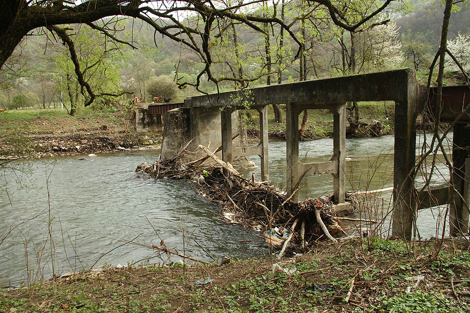 Ocelovo-betonovo-dřevěný most přes Boržavu dodnes místní používají pro pěší přechody řeky. Vlak tudy nejezdí od roku 1990.