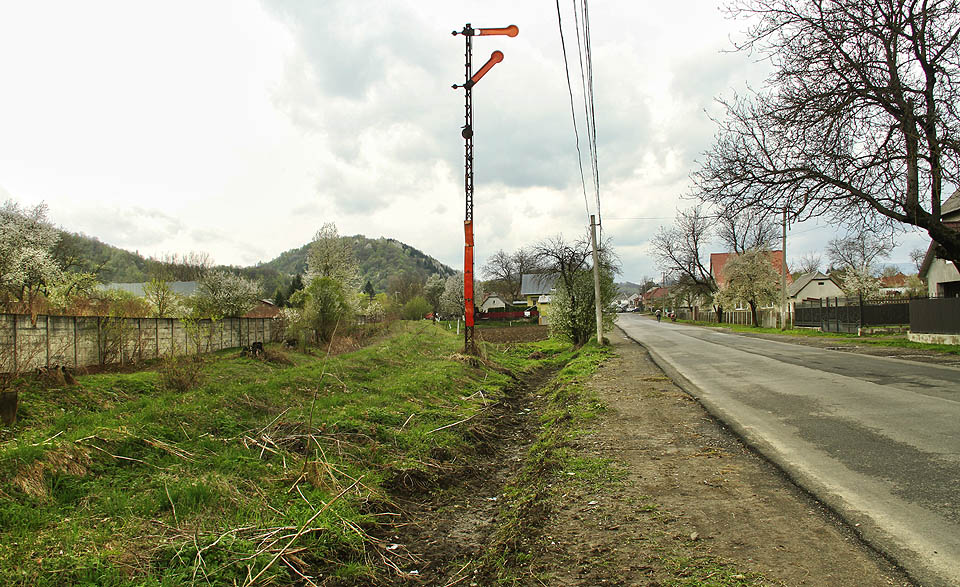 Koleje jsou dávno pryč, ale semafor na okraji Кушнице stojí jako mlčenlivé memento dál.