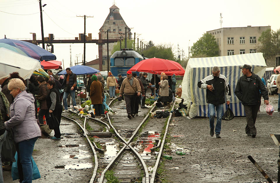 Trhovci ve Виноградіву zabrali celou plochu úzkokolejného kolejiště. Projet tu s lokomotivou bude trošku problém, zdá se, že vlak tu nevzbuzuje dostatečný respekt.