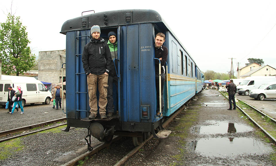 Jonáš, Uni a Sova se ukázali jako dobrá parta pro cestu do deštivých ukrajinských hor.