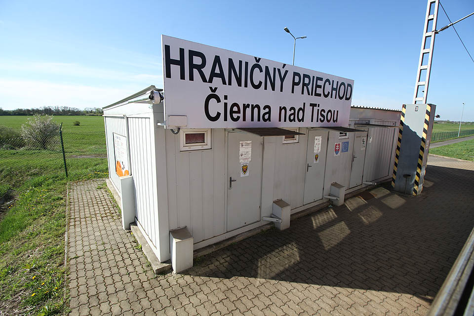 Na hranicích mezi Ukrajinou a Slovenskem vznikl nový dopravní bod. Vlak tu stojí zhruba 40 minut za účelem důkladné prohlídky při vstupu do EU.