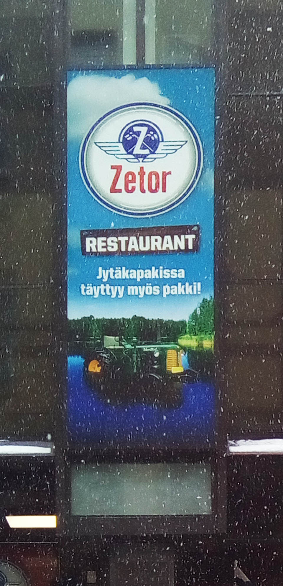 Nás nicméně zaujala přes ulici rozložená restaurace Zetor inspirovaná slavnými brněnskými traktory. Vhodné místo pro poslední večeři ve Finsku.