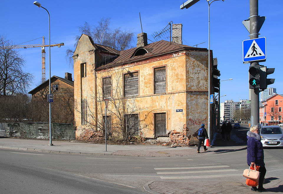 Ani v Estonsku však naštěstí není všechno dokonalé. Po příjezdu do Tallinu jsme jako první stavbu spatřili krásně omšelý rodinný dům.