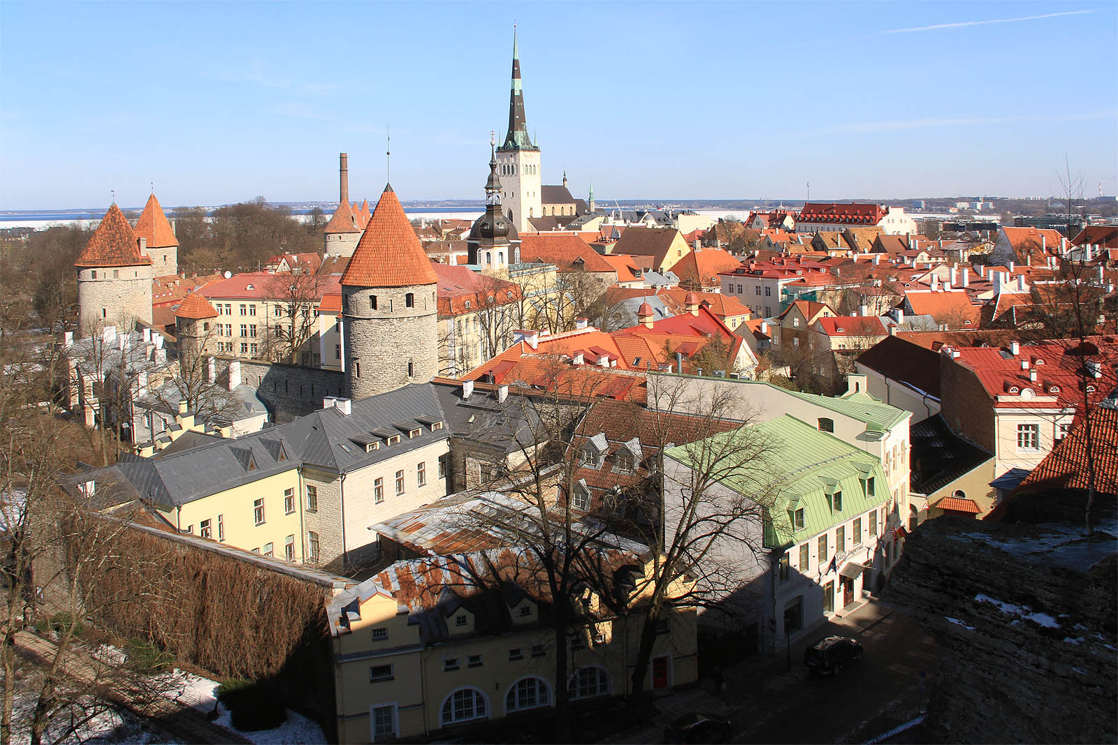 Výhled na Tallinn z citadely je okouzlující. V létě čekáte na místo u hradební zdi dlouhé minuty, na jaře se k ní dá dostat skoro hned.