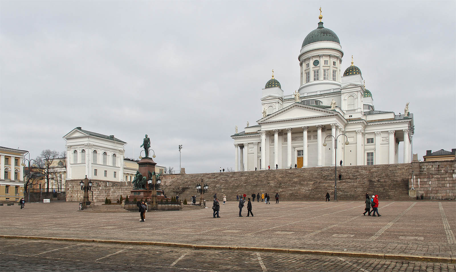 Evangelická katedrála na Senátním náměstí patří mezi typické turistické cíle v Helsinkách. Vystavěna byla v období ruské nadvlády mezi roky 1830 a 1852 a jejím autorem byl finský architekt Ernst Bernhard Lohrmann.