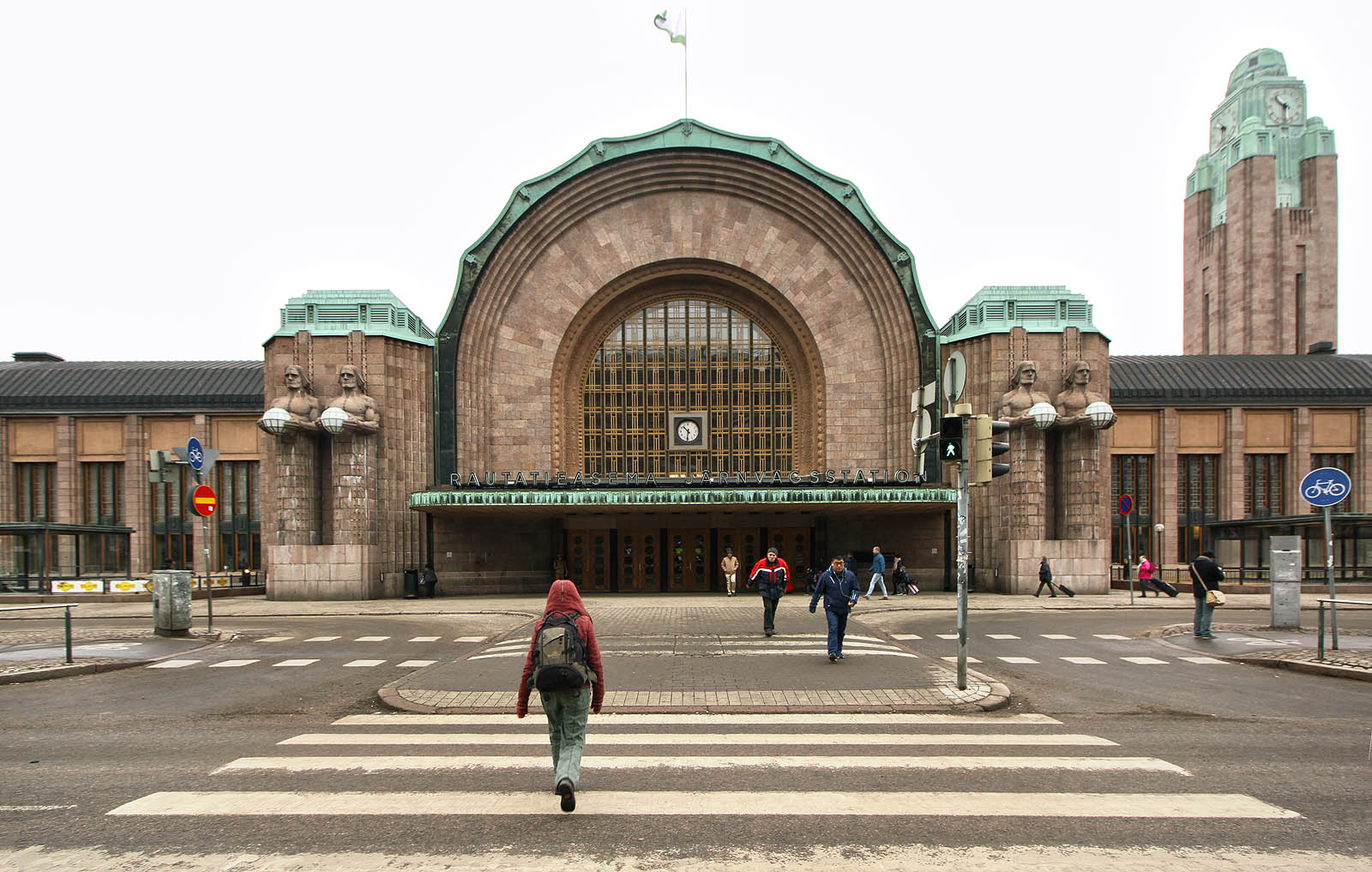 Hlavní nádraží v Helsinkách se jmenuje prostě Helsinki. Autorem návrhu netypické staniční budovy z roku 1919 je finský architekt Eliel Saarinen. Art nouveauový styl tak trošku připomíná těžkopádné stavby z prvního desetiletí samostatného Československa.