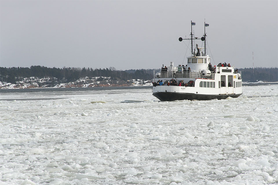 Tak vypadá přívoz na Suomenlinu. Loď naráží do ledových ker, vydává dunivý zvuk a houpe se víc než motorák na trati do Javorníka.