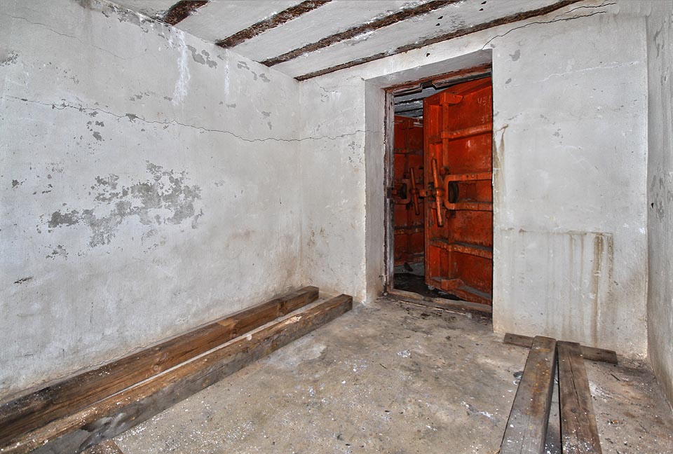 Od druhé světové války jsou podzemní prostory pod obřím dělem nevyužívané, avšak čisté, suché a prázdné. Ideální klubovna.
