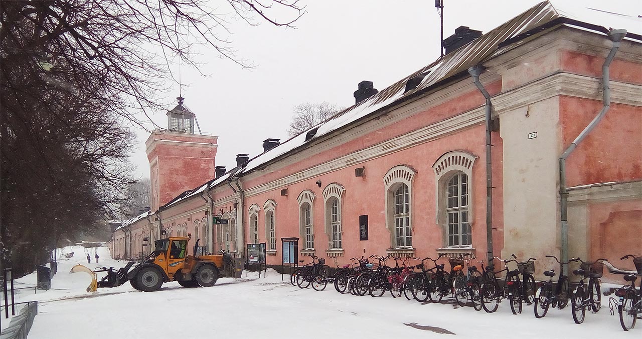 Na kole se v Helsinkách jezdí i v případě, že napadne 15 cm čerstvého sněhu. Zde stojany kol v přístavu na Suomenlinně.