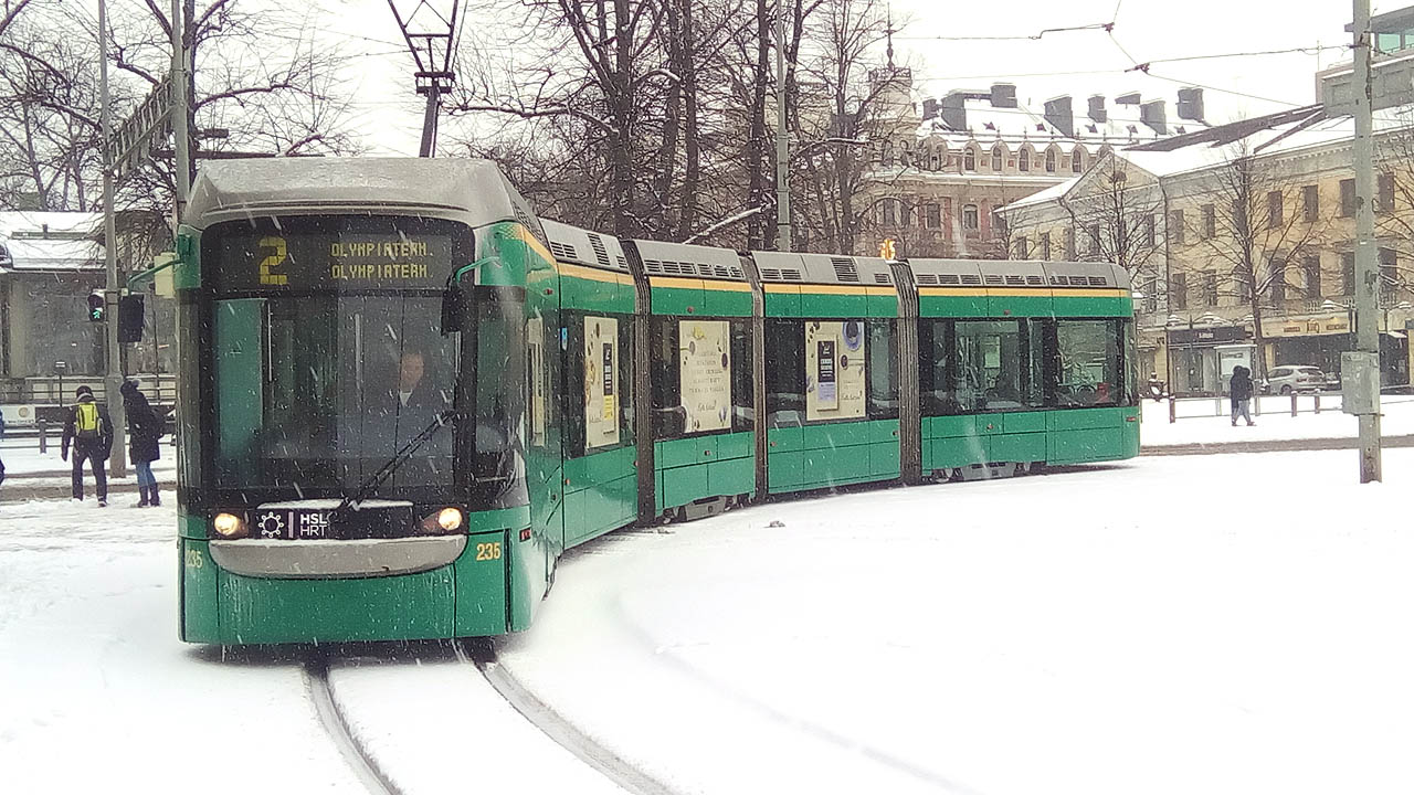 Tramvajová doprava ve vrstvě sněhu lehce zakolísala, během dopoledne se ale vše vrátilo do normálu.