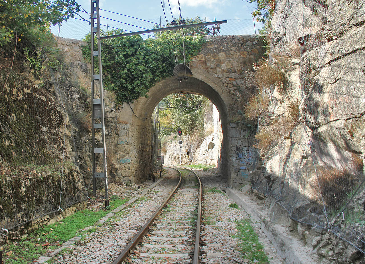 Vjezdové návěstidlo stanice Cercedilla ve směru od zastávky <a href="/Tema/Cercedilla Pueblo (žzast)">Cercedilla Pueblo</a> za mostem ulice Doktora Beníteze.