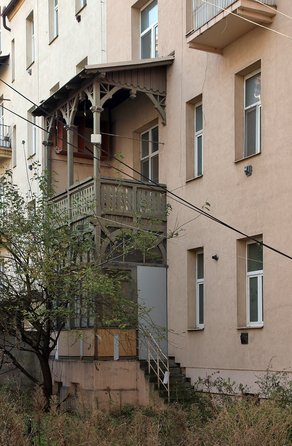 Přes všechny pozdější úpravy, zateplení a zjednodušení fasád domů zůstává dřevěná veranda ve dvoře připomínkou, že byly kdysi i časy, kdy ornament nebyl zločin a krása a příjemnost byly kritériem pro posuzování stavby.