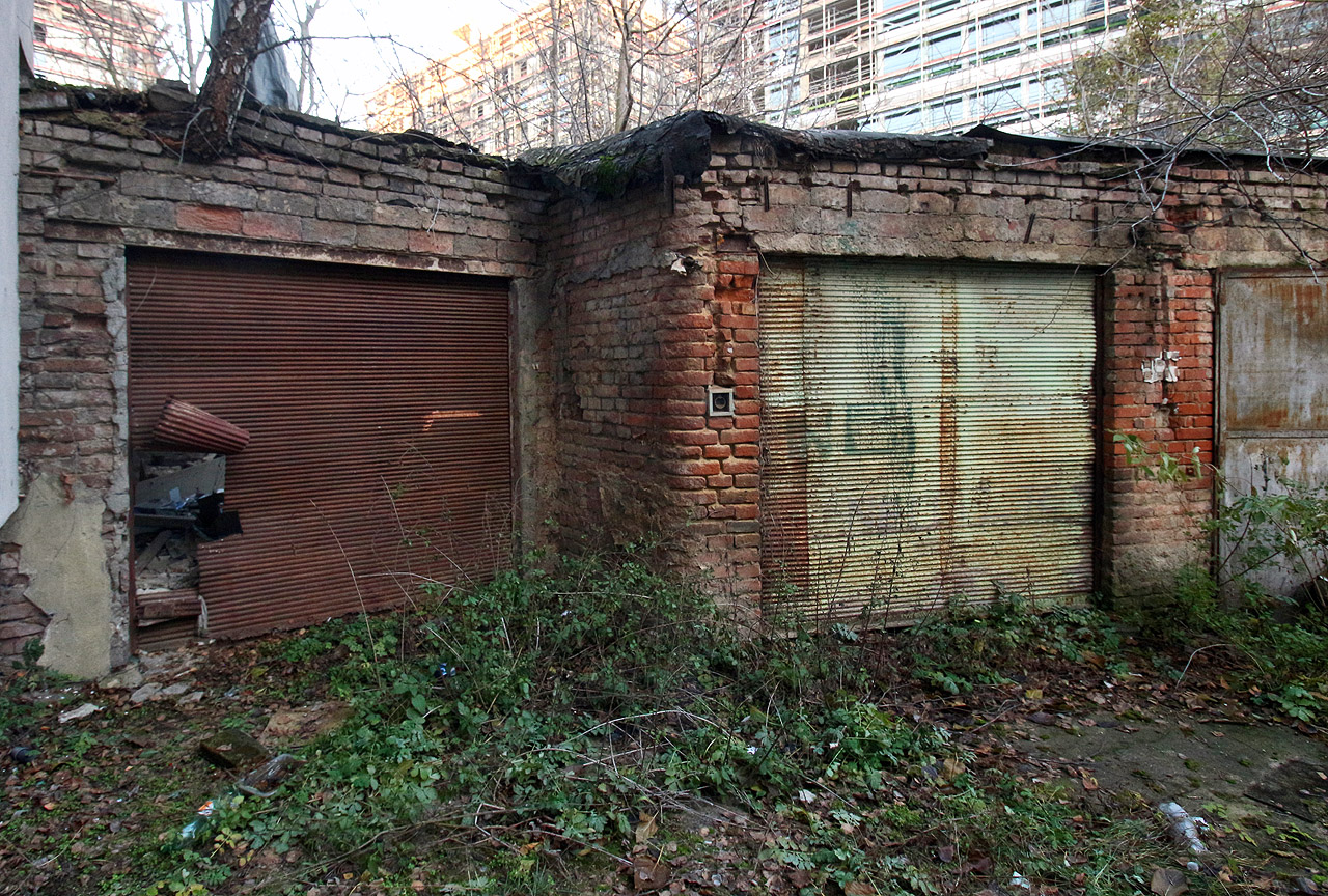 Třešničkou na dortu při průzkumu dvorků je <a href="/Tema/Prvorepublikové rolety#Dvě garážové rolety ve dvoře Dornych 31 v Brně">dvojice ocelových svinovacích rolet od firmy Anton Bilek, Brno Stará</a>.