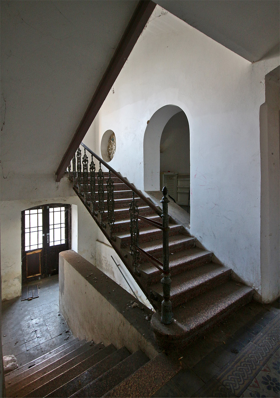 První dojmy při nástupu na schodiště v domě č. 31 jsou až téměř zámecké. Ono nás to brzy přejde.