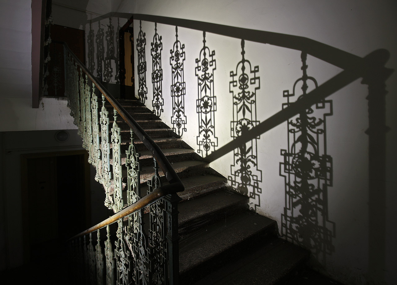 Také zábradlí by se svojí zdobností nemuselo stydět za srovnání třeba s renesančními zámky.