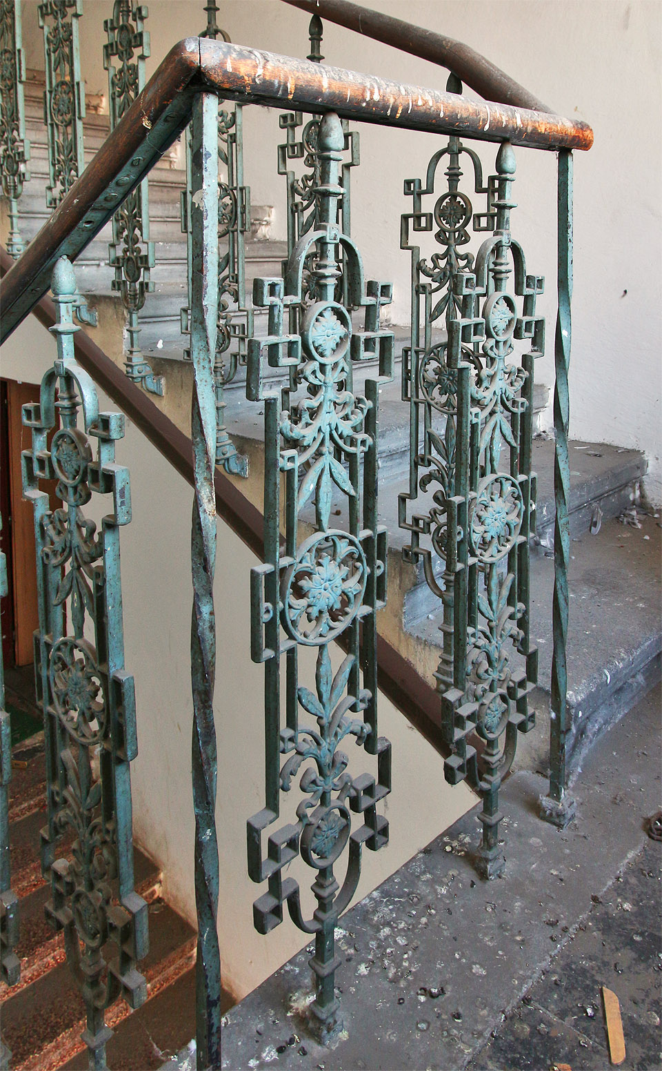 Měděnková zeleň se náramně hodí k hromadám holubívh hovínek. Poslední obyvatelé odešli asi v roce 2024?