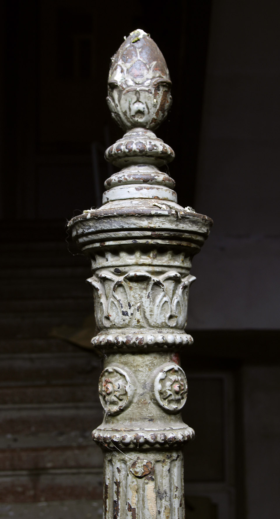 Schodišťová hlavice, kterou by patrně neocenili Mach ani Šebestová.