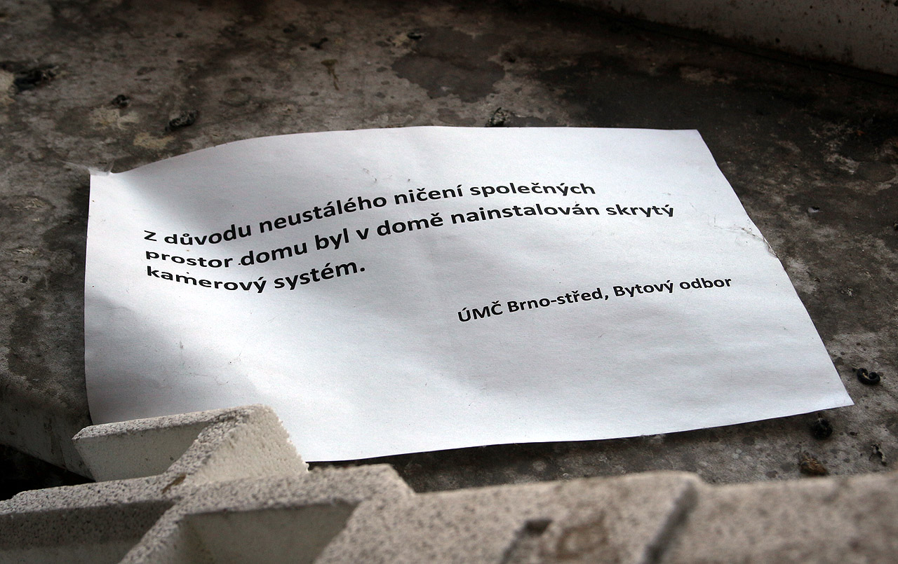 Z důvodu neustálého ničení společných prostor domu byl v domě nainstalován skrytý kamerový systém. Tak skrytý, že ho nikdy nikdo neviděl.