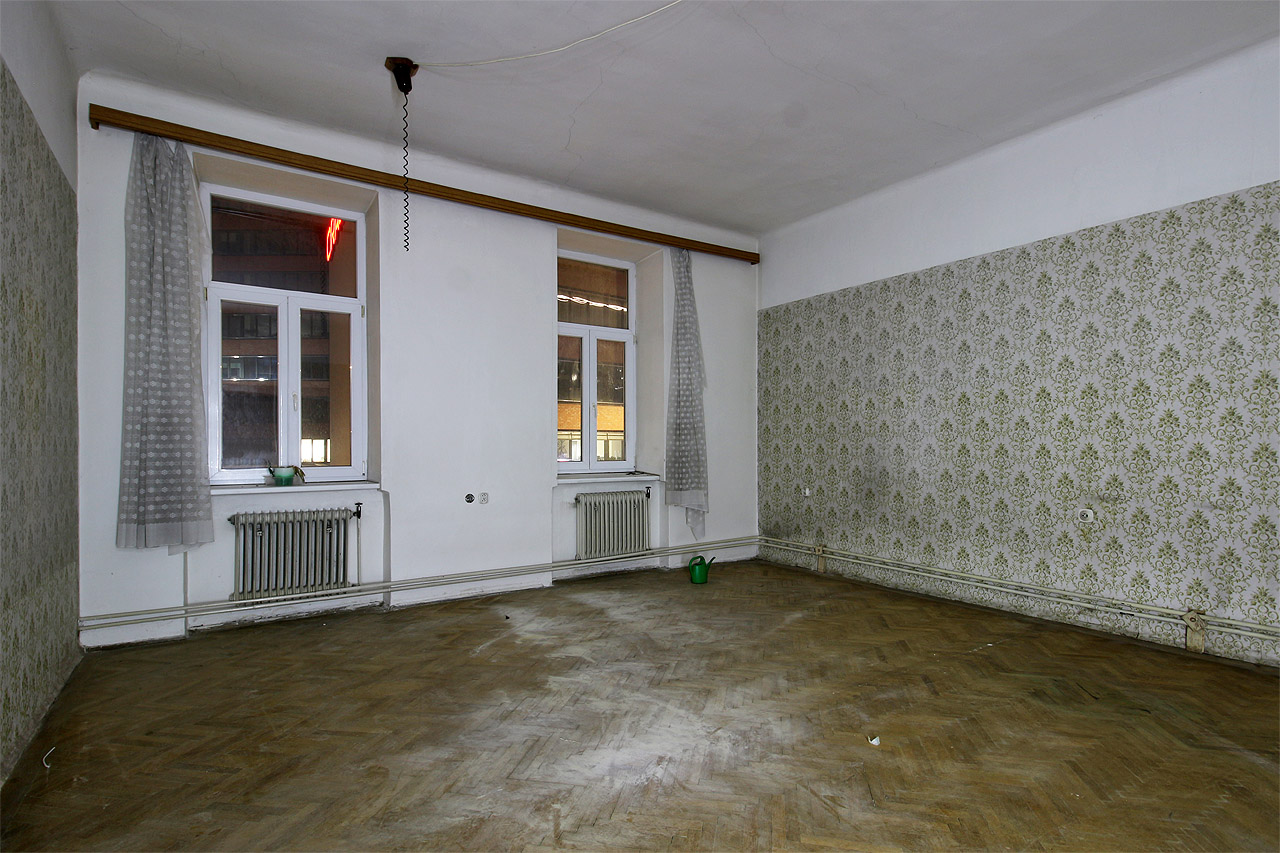 Byty v uličním traktu byly prostorné, světlé a kvalitně vybavené. Parkety utrpěly staletími, nicméně bydlet by se tu po malých úpravách dalo téměř okamžitě.