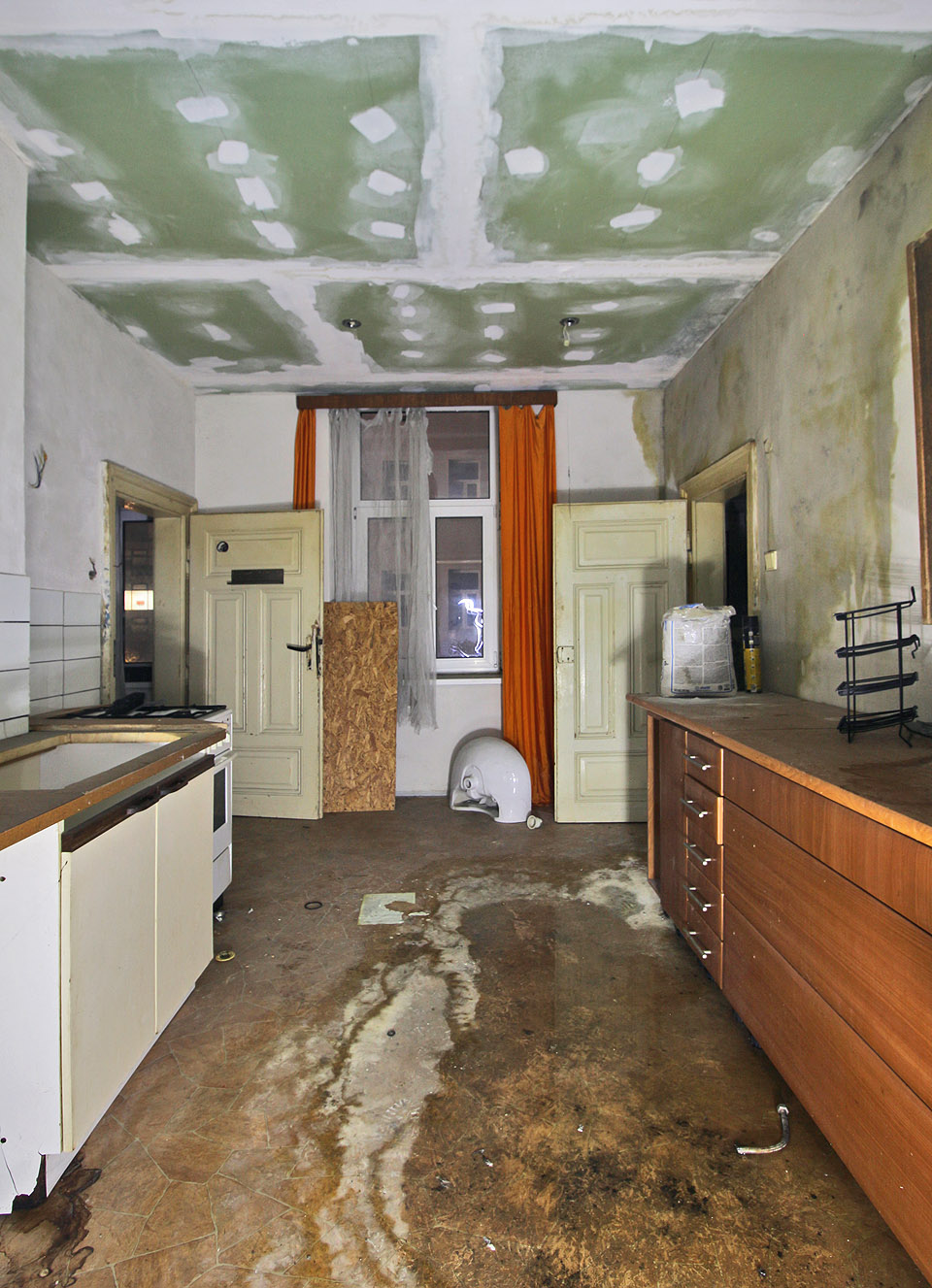 Většina bytů měla noblesně vysoké stropy, o jejichž snížení se pak obyvatelé pokoušeli, aby ušetřili za topení nebo získali úložný prostor. zde třeba za použití sádrokartonu.