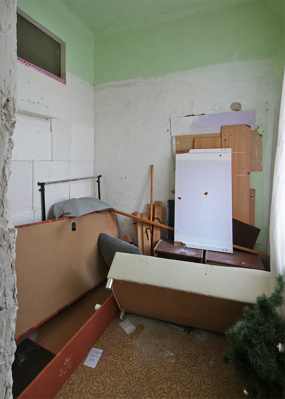 O movitosti původních obyvatel svědčí také pokoje pro služebné, ukryté za kuchyní každého z bytů. Na prostoru o délce i šířce právě jedné postele trávily na počátku 20. století nešťastnice většinu svého života, pokud zrovna nesloužily privilegovanějším.