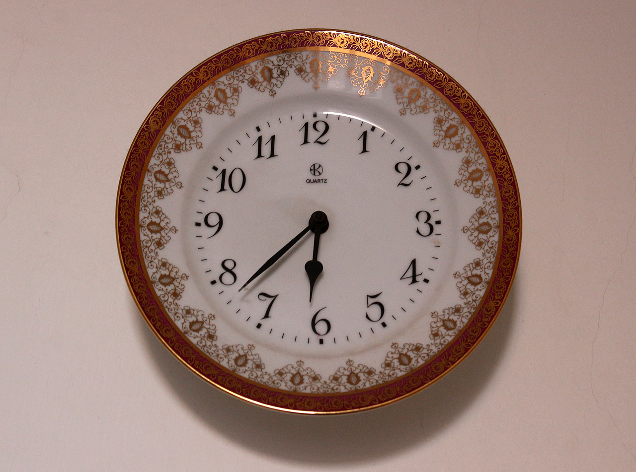 Československé hodiny od firmy Klenoty řízené křemíkovým krystalem.