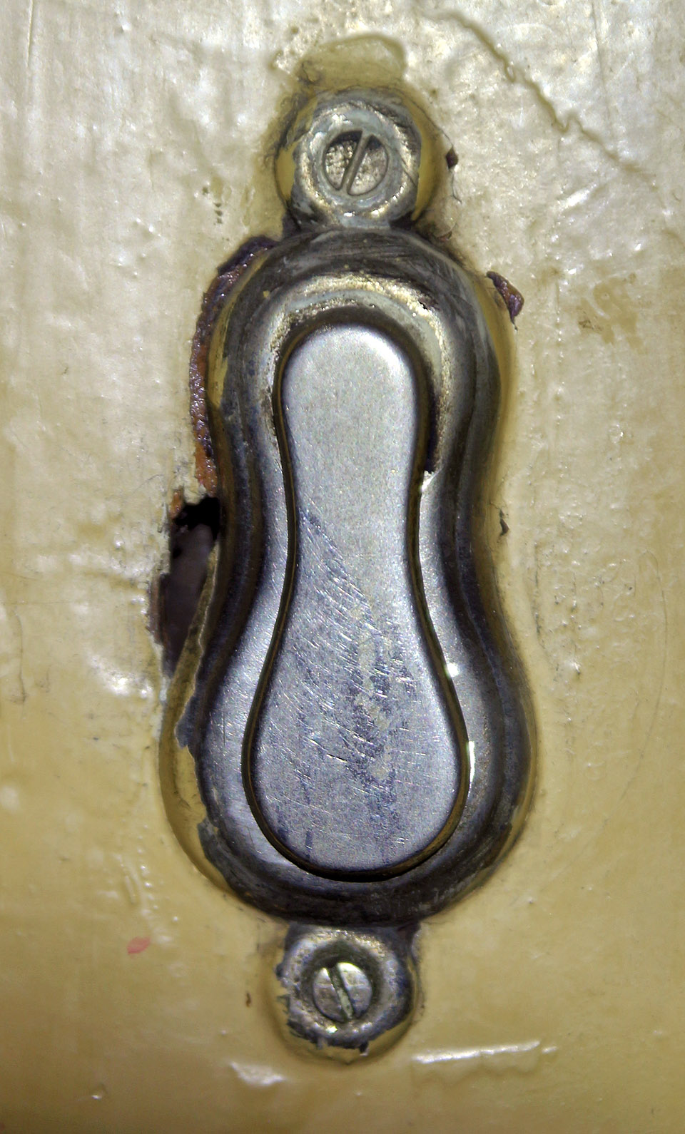 Byty byly krásné, se snahou o dokonalost v každém detailu. Třeba i s mosaznou a pochromovanou krytkou klíčové dírky. Ta by dnes stála víc než celé dveře (papírové).