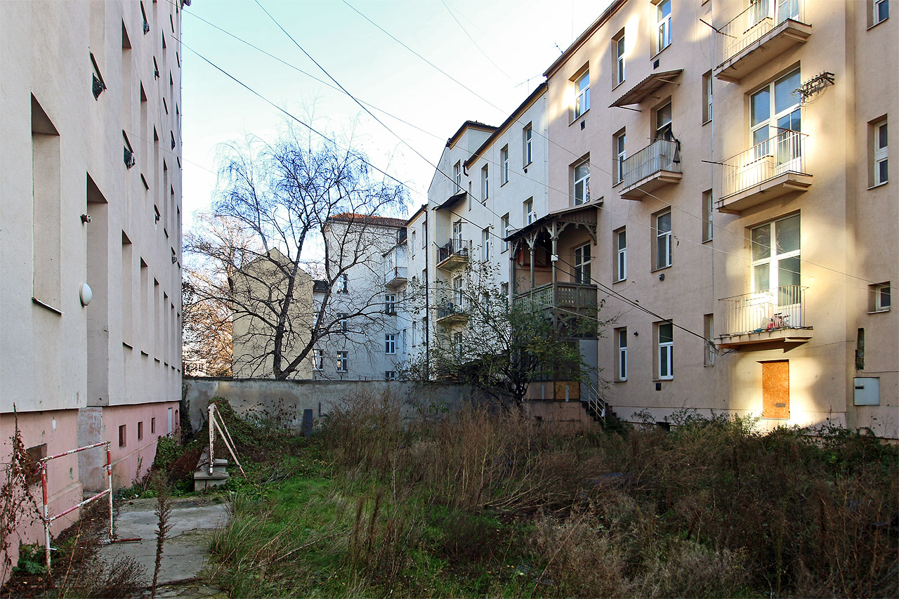 Celkový pohled do dvora. Vlevo dvorní trakt č. 29, vpravo uliční trakt domů 29, 31 a 33. Žlutá budova ve dvoře č. 33 je pravděpodobně přestavěným pozůstatkem bývalého Thomasova mlýna ze 17. století.