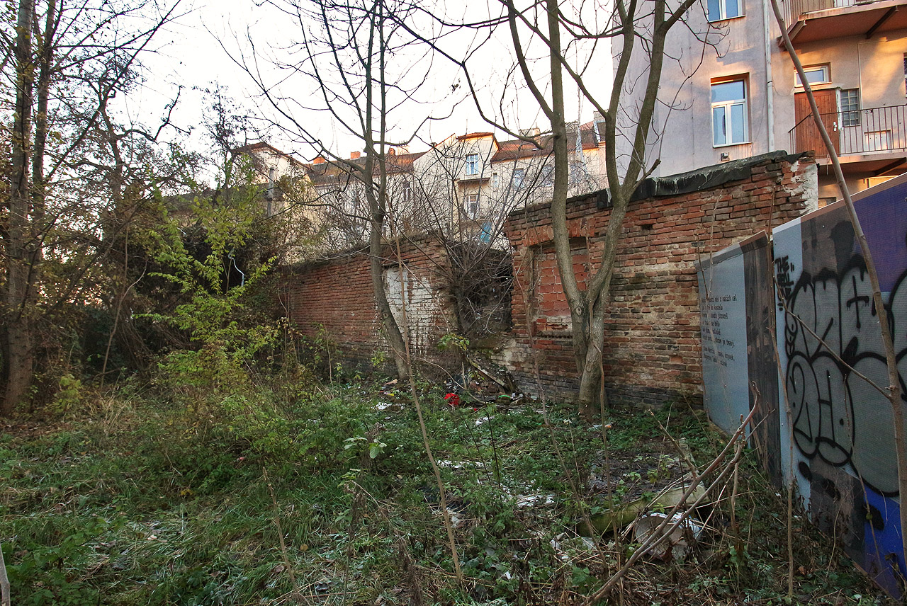 A tudy protékal slavný <a href="/Tema/Svratecký náhon">Svratecký náhon</a>. Úzkým prostorme mezi zdmi dvorů a továrny se valily vody odpradávna až do 60. let 20. století. Tehdy se devastace této části města rozběhla naplno.