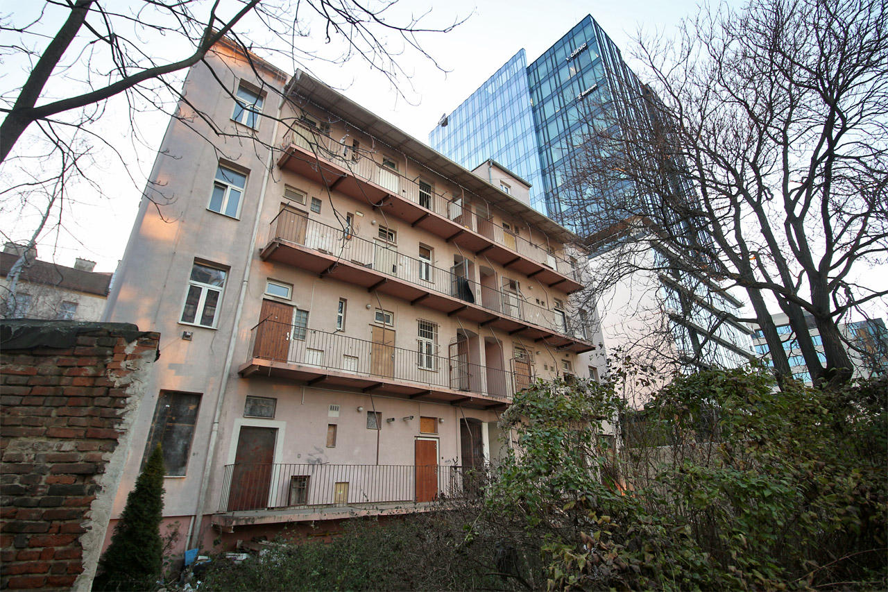 Setkání generací. Která část ulice se vám líbí víc?