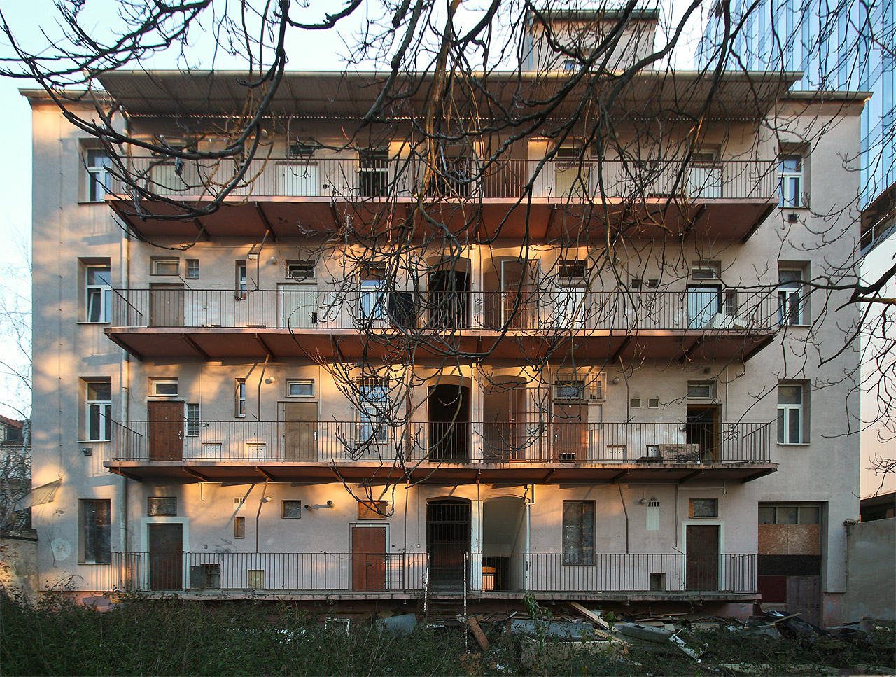 Pohled na pavlačový dům z místa, kudy za malou zahrádkou protékal Svratecký náhon. Obyvatelé mohli z pavlačí po celý den sledovat ruch ve Vlněně a dělníci naopak viděli místním někdy až přímo do talíře. V pavlačových domech bylo těžké utajit cokoliv, přesto byla až do posledních chvil atmosféra na Dornychu mnohem přívětšivější než to, co přichází nyní.