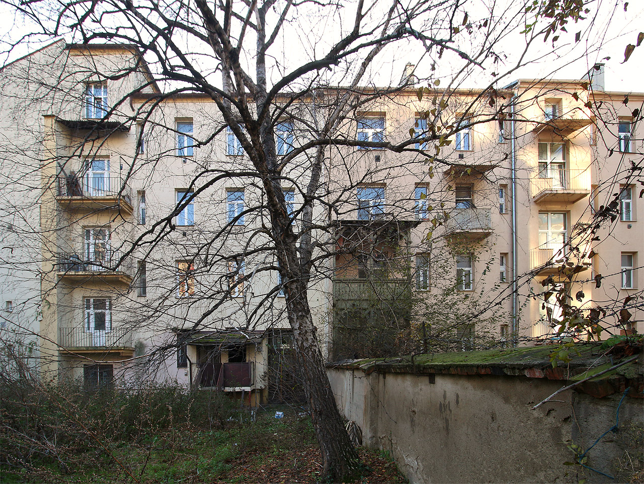 Dvory jsou navzájem odděleny zídkami jako někde ve Stínadlech.