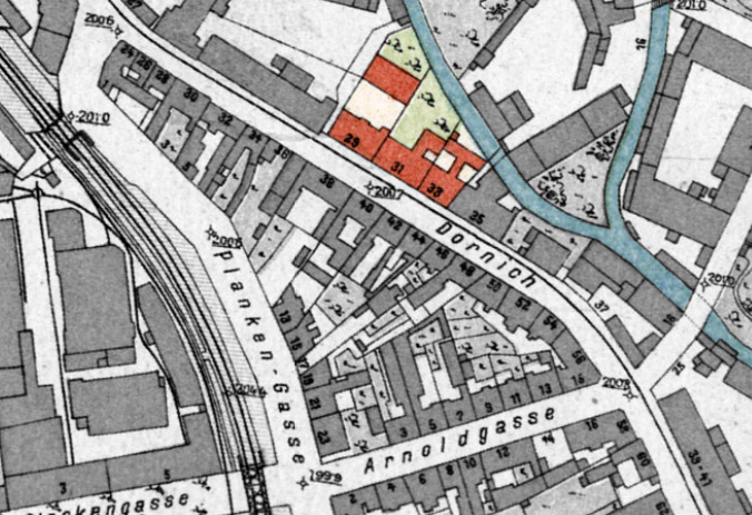 Na plánu města z roku 1909 je dobře patrná čtveřice tehdy nových činžovních domů, stejně jako bývalý Thomasův mlýn v č. 35 a ještě o kousek dál soutok dnes neexistujícího Svrateckého náhonu s náhonem Svitavským. Tato vodní zákoutí, mostky a mlýny nad vodou dávala místu neopakovatelnou atmosféru zvící brněnských Benátek. Obyvatelé a představitelé Brna se o unikátní scenérie během pouhého staletí dokonale a dobrovolně připravili a přišli tak o možná nejhezčí zákoutí města. V levém dolním rohu mapky je pak vidět Vaňkovka se zaniklým systémem železničních vleček.