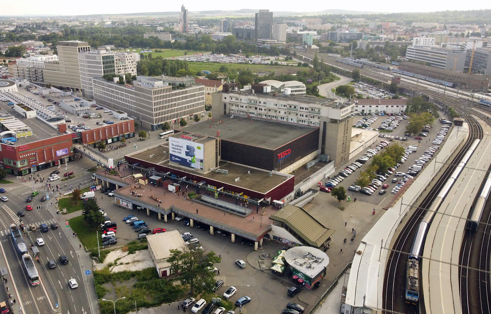 Z opačné strany, od severu, nastavoval Prior lidštější tvář. Rozlehlá terasa, v 90. létech umenšená přístavbou prodejního prostoru, mohla skýtat prostor k životu nad úrovní rušného provozu aut v okolí. naneštěstí byly lavičky a další vybavení postupně demontovány kvůli neschopnosti provozovatele i města zajistit v prostoru terasy pořádek a klid.
<br><br>
Zvláštní historickou poznámku si zaslouží otvor v ploše terasy, kterým měly dle původního projektu procházet schody (trasa by totiž pokračovala do prostoru uvolněného po zrušení hlavního nádraží) z úrovně terénu na terasu. Po odložení demolice nádraží byly namísto schodiště vybudovány eskalátory kryté vlastní střechou (na snímku vpravo od středu).