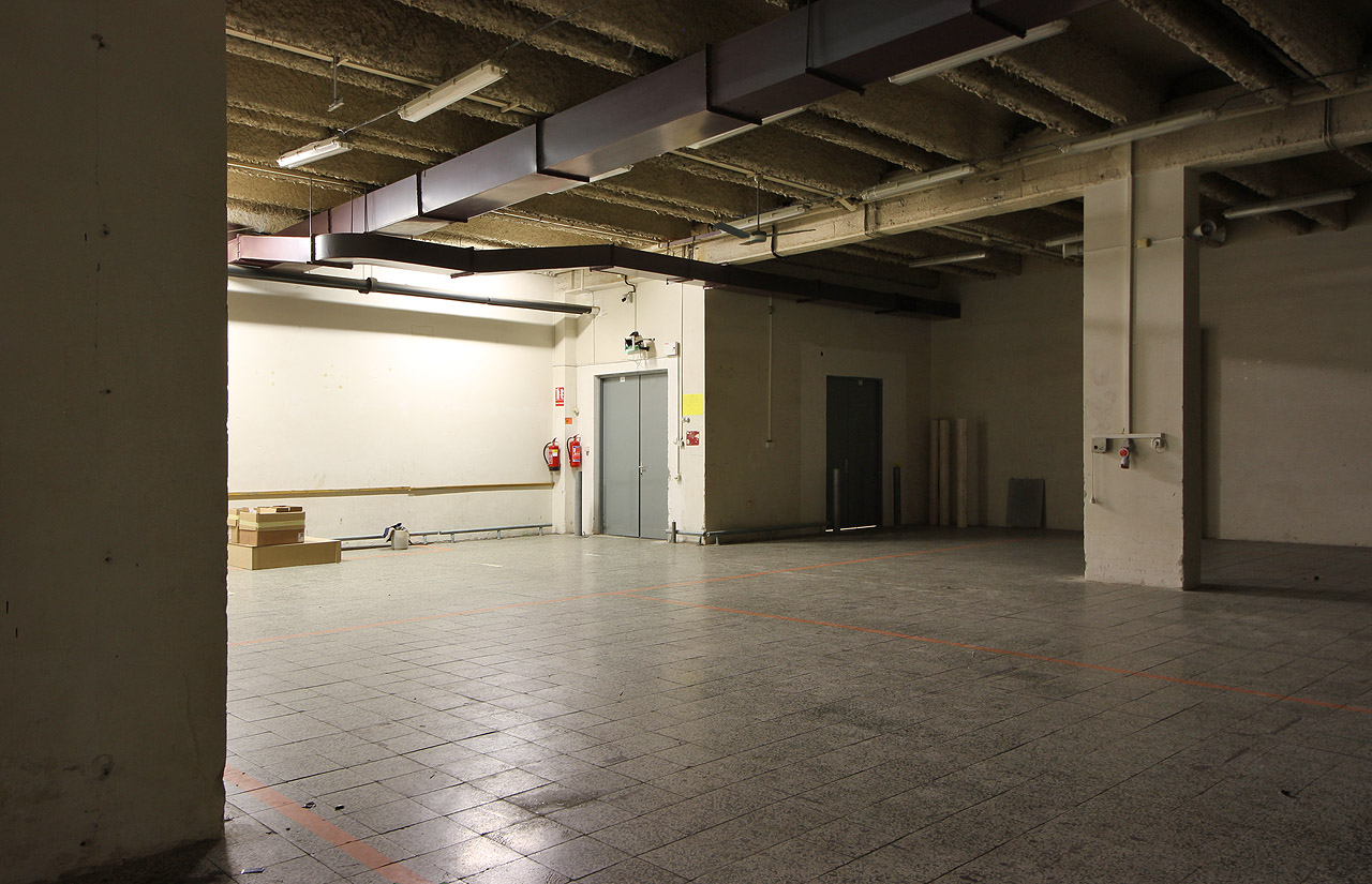 Zatímco navenek se Prior pokoušel o jakousi zdobnost omezenou mantinely brutalistního slohu, uvnitř si zachovával striktně fádní až odpudivý vzhled.